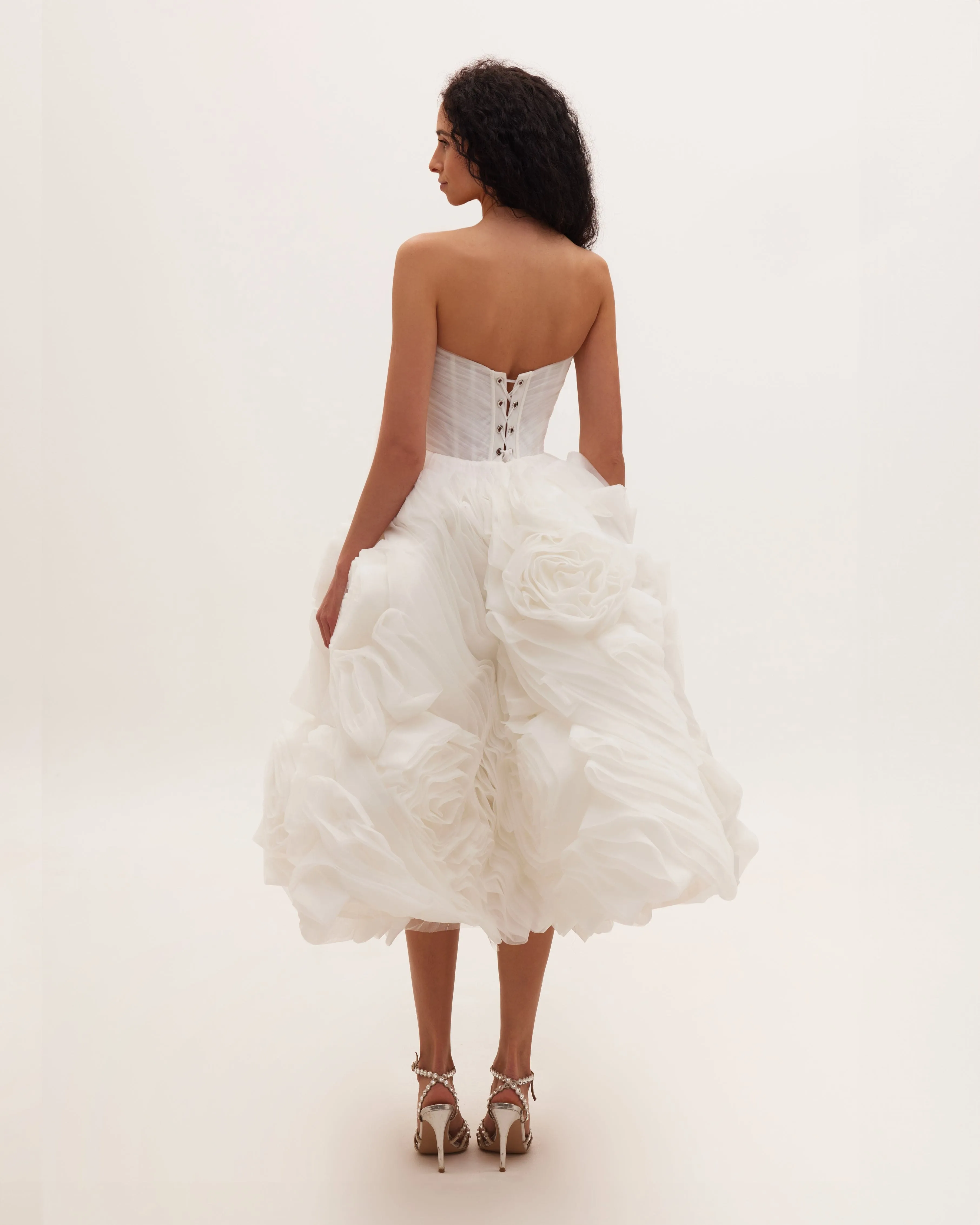 Exquisite White Tulle Dress with Intricate Floral Embroidery