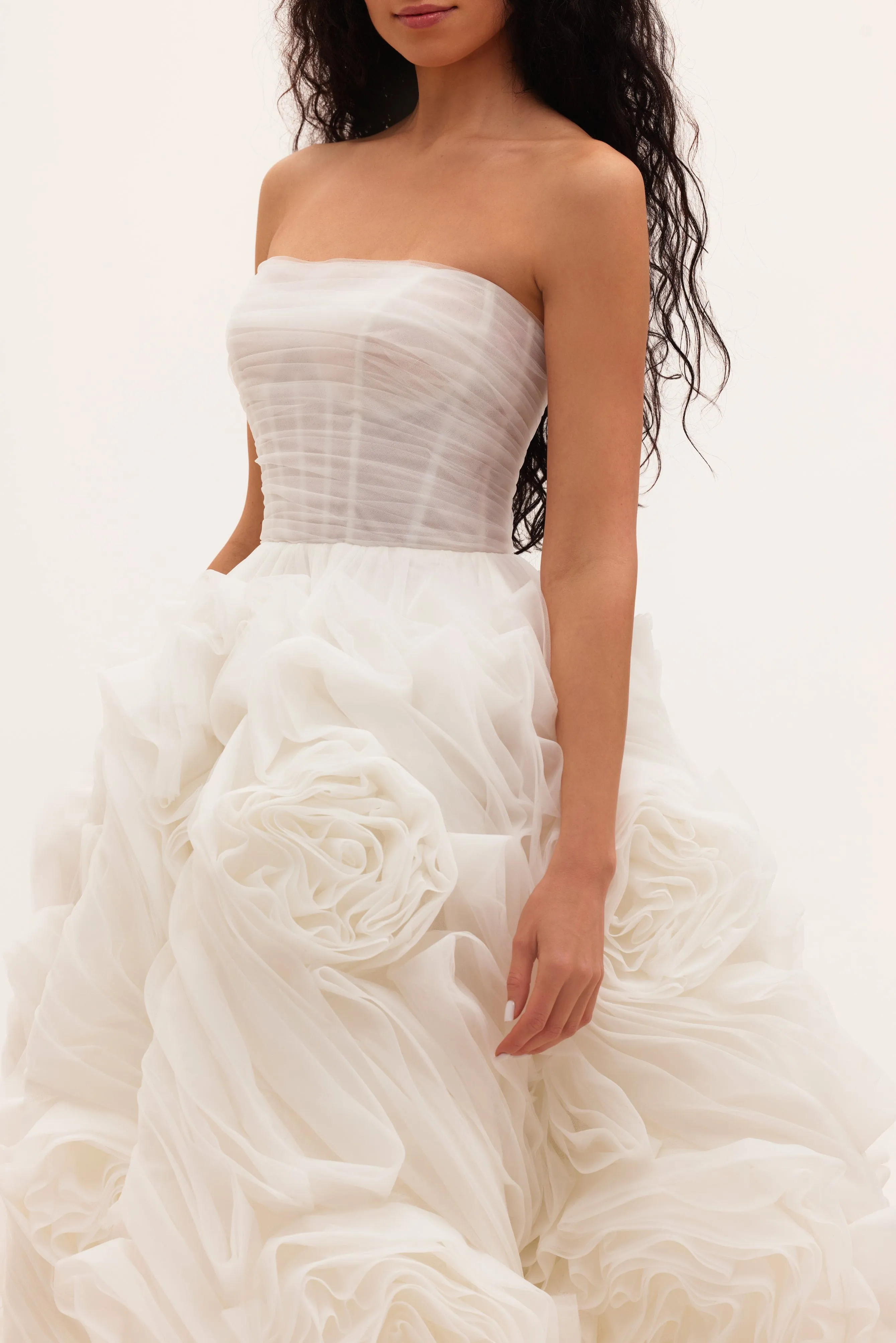 Exquisite White Tulle Dress with Intricate Floral Embroidery