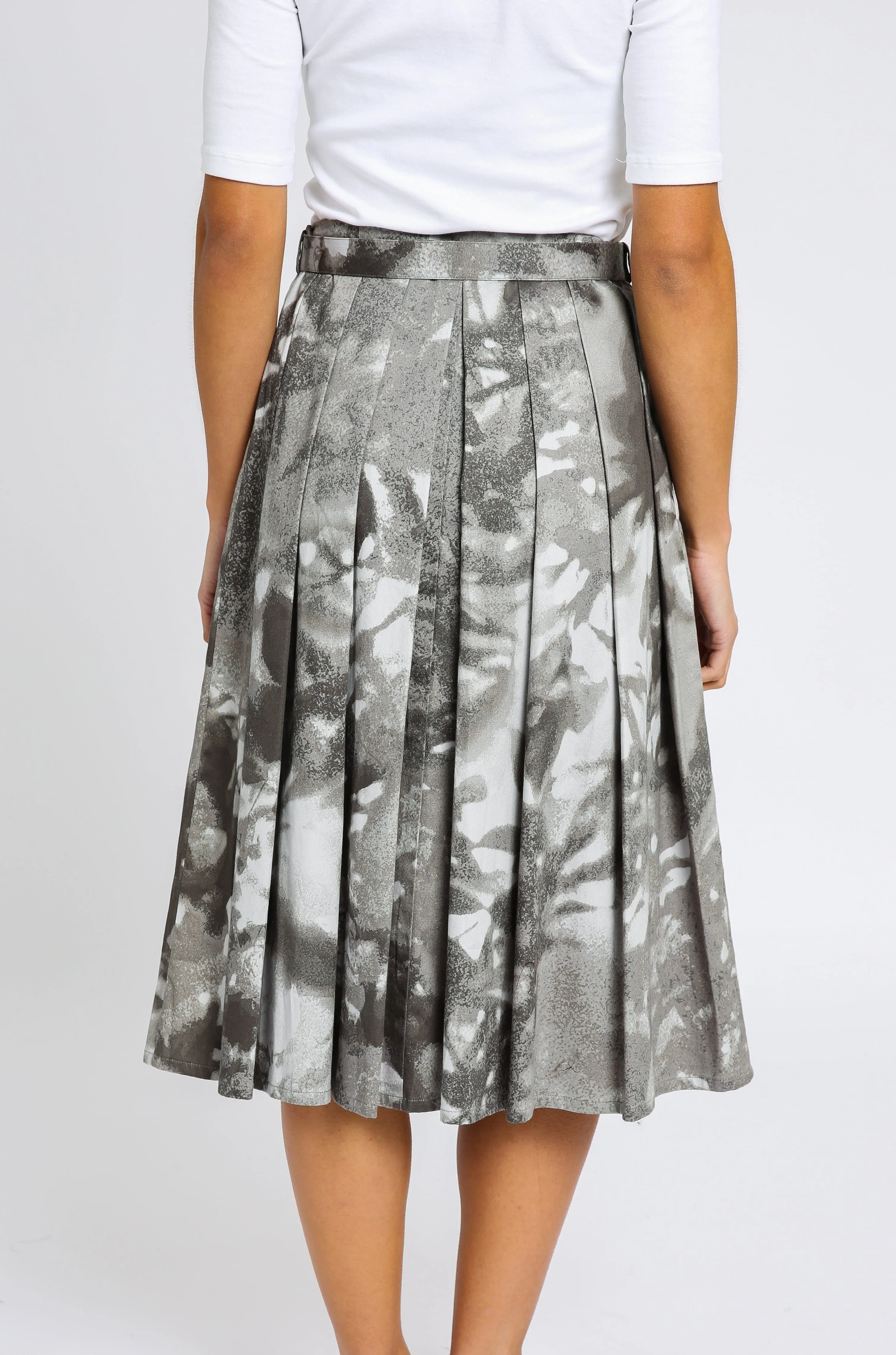 MAVIS PLEATED SKIRT IN COTTON STRETCH CHARCOAL DREAM